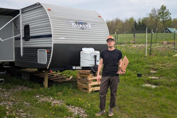 “AI Replaced His $150K Tech Job—Now He’s Jobless, Rejected 800 Times, and Living in a Trailer”